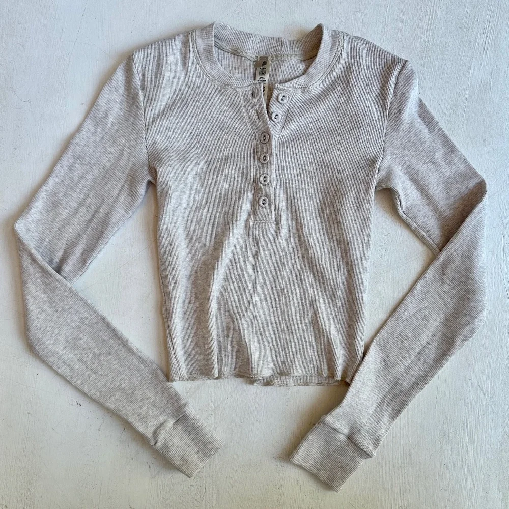 SKIMS Cotton Rib Long Sleeve Crop Henley - Picture 2 of 6